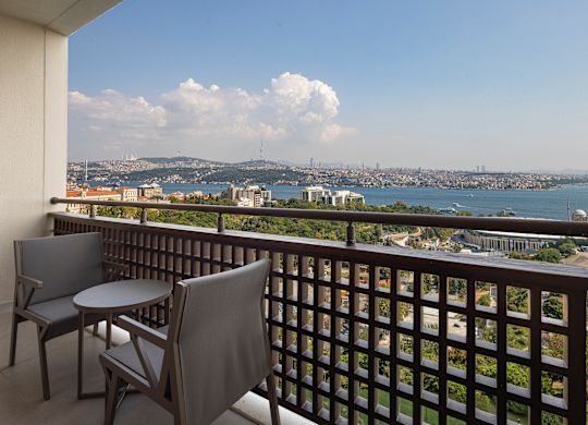 Balkon mit Sitzbereich in einem Zimmer mit Ausblick