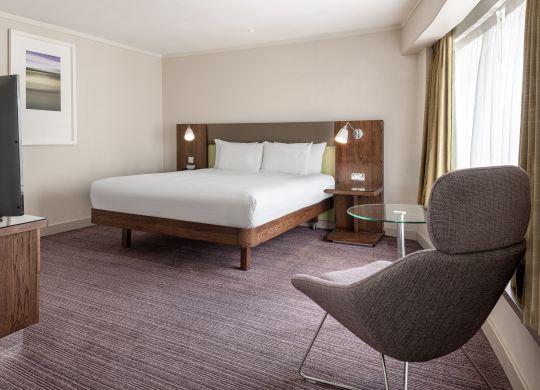 guest suite 1 king bed, lounge chair