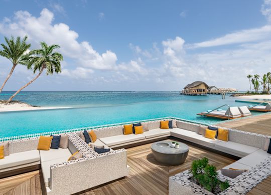 Открытый основной бассейн и шезлонги