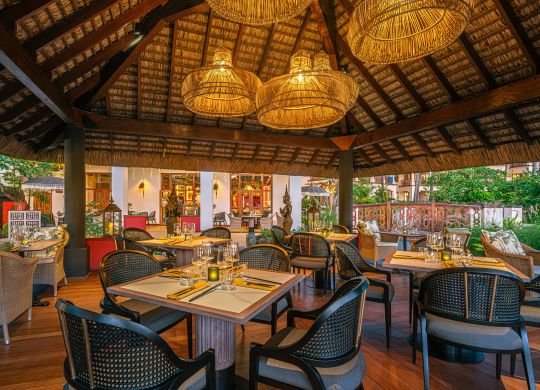 Restaurant thaïlandais au gingembre avec tables et chaises