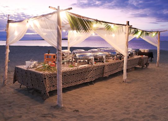 židle na svatební hostinu na pláži