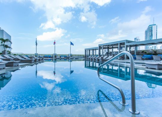 kolam renang luar ruangan dan area lounge