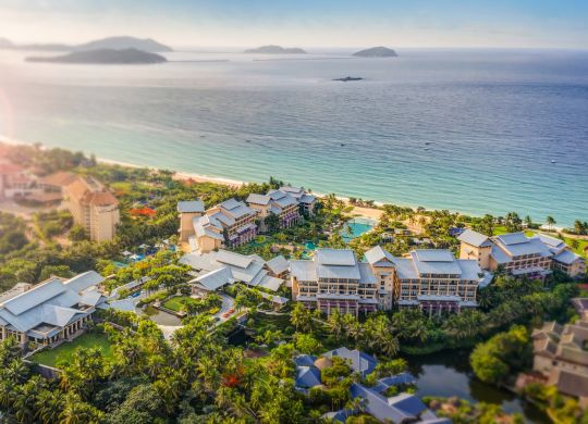 ホテル全景と海、プールの眺め