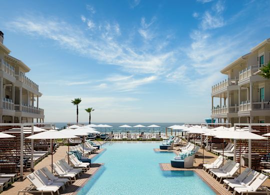 Exterior do hotel com piscina de frente para o mar