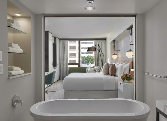 Deluxe Zimmer mit Kingsize-Bett und Stadtblick – Badezimmer mit Badewanne