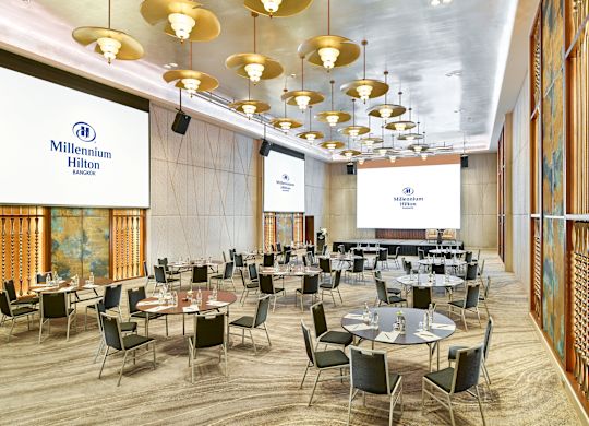 Salle de réception Thonburi avec grands écrans sur les murs, les tables et les chaises