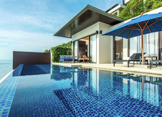 Wille Widok na zewnętrzną część willi z basenem