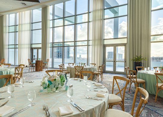 Sala mare cu mese rotunde pentru un eveniment
