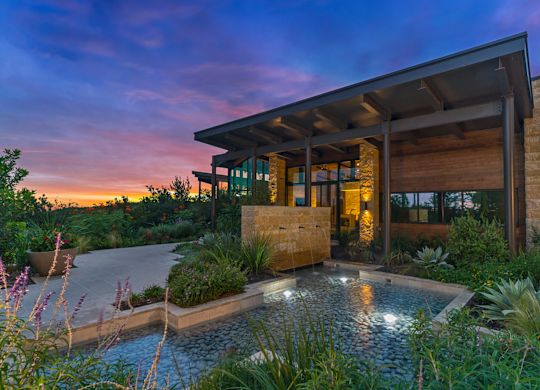 水疗中心正门水景