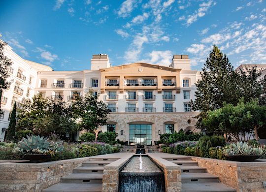 酒店外观，石阶两侧有水景