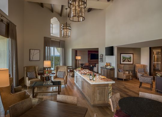 带桌椅的休息室