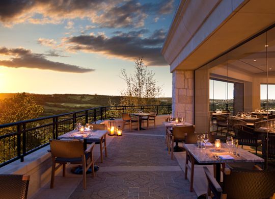 SweetFire Kitchen户外露台座位在日落时分