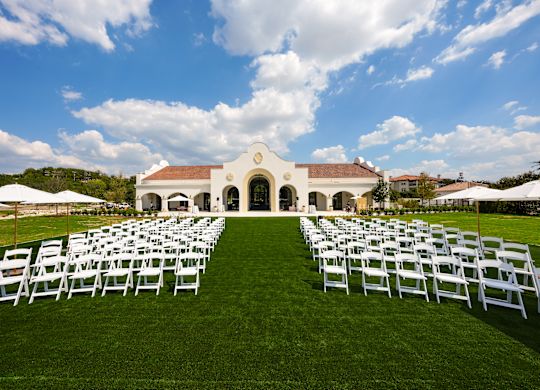 The Calera 室外区布置和活动椅