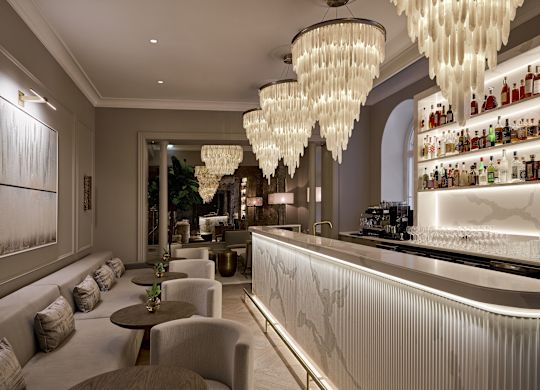 Área de estar do Bar Maria com mesas e cadeiras