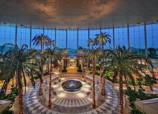 atrio del resort, palmeras, fuente de agua