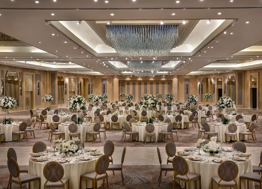 salón de fiestas, mesas de recepción, piezas centrales de flores