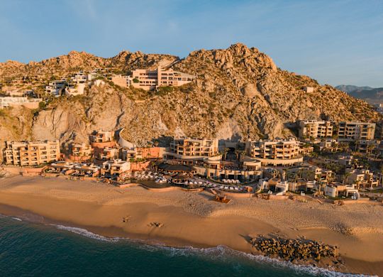 Waldorf Astoria Los Cabos cu vedere spre stațiune și plajă