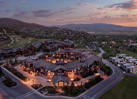 esterno dell'hotel al tramonto