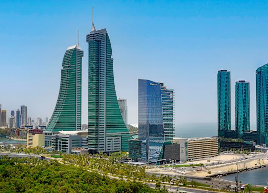 Conrad Bahrain Financial Harbour Hotel, Außenansicht und umliegende Gebäude mit Blick auf den Hafen