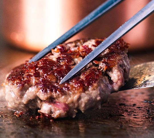 Skogsträdgårdshamburgare på grillen