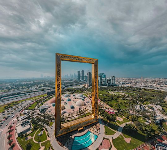 Dubai Frame, observatoř, muzeum a památník v parku Zabeel v Dubaji, který drží rekord největšího rámu na světě.