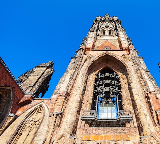 Las imponentes ruinas neogóticas del Monumento a St. Nikolai, monumento dedicado a las víctimas de la guerra