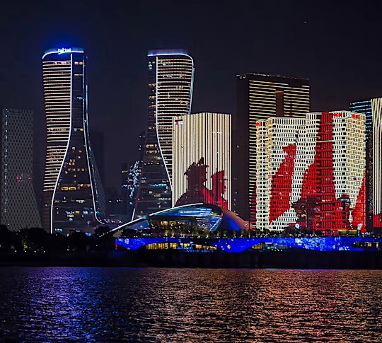 Grandi edifici a Qiantang New City di sera