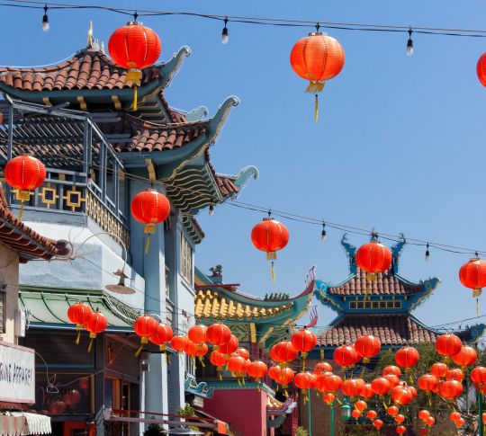 Lanternas de papel no ar em Chinatown, Los Angeles
