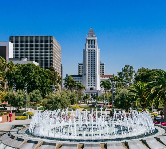 Fonte no Grand Park e Los Angeles City Hall, no centro de Los Angeles, Califórnia, EUA