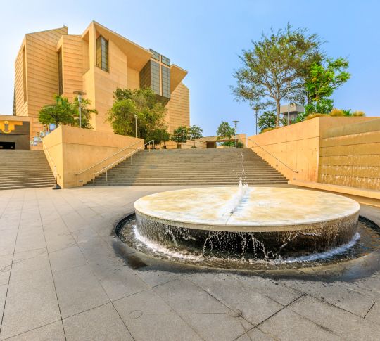 Fonte na entrada da escada que leva à Catedral de Nossa Senhora dos Anjos em design pós-moderno. COLA ou Catedral de Los Angeles em LA do centro da cidade, Califórnia, Estados Unidos.