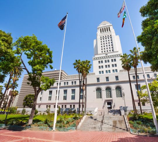 Vista para a prefeitura com bandeiras no centro de LA, EUA