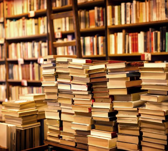 Muitos livros usados em uma livraria