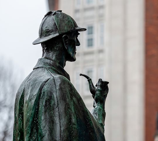 Socha Sherlock Holmes se nachází přímo před stanicí metra Baker Street v Londýně v Anglii.