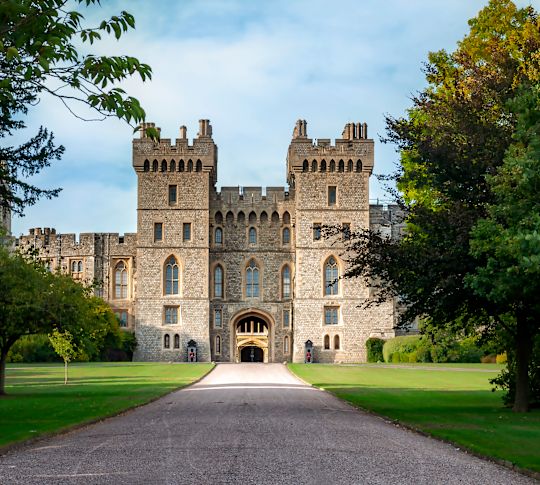 ikonická brána George IV na hradě Windsor, která se nachází v Berkshire v Anglii
