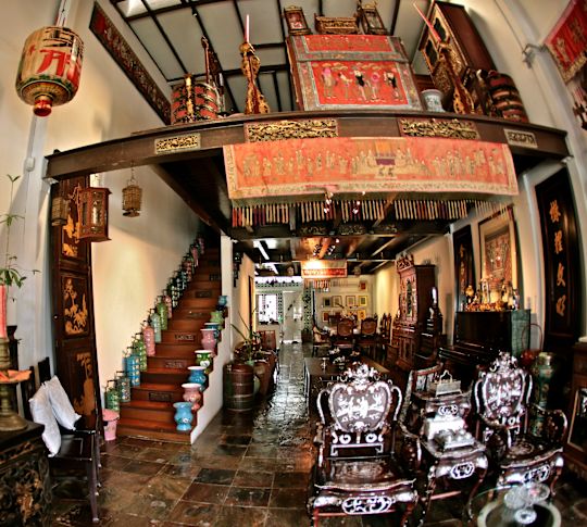 Wnętrze muzeum Intan, antyczne meble i naczynia obiadowe