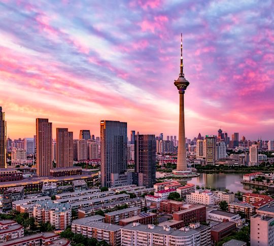 Panoramatický pohled na rozhlasovou a televizní věž Tianjin, která stojí uprostřed jezera Tianta