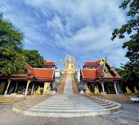 Plaza mit Treppen, die zur Statue des großen Buddha führen