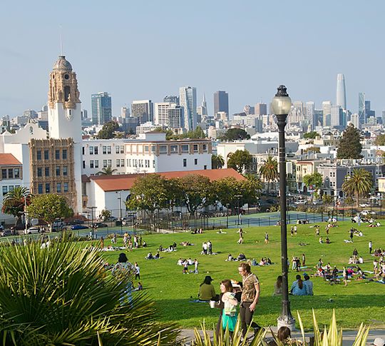 Dolores Park'ta Bir Günün Keyfini Çıkaran Bir Grup İnsan