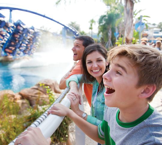 personer på universella studior med åkattraktioner