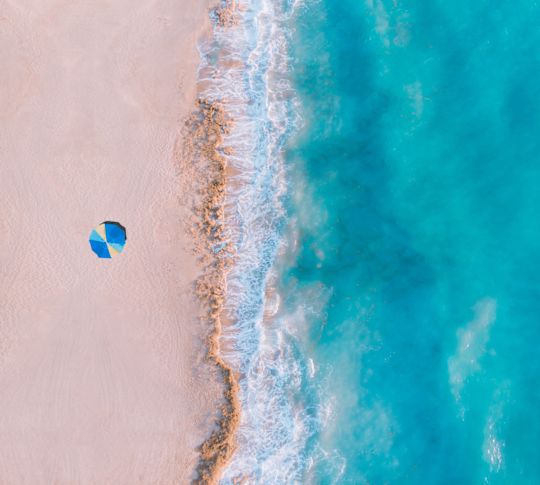 okyanus ve plajın havadan görünümü