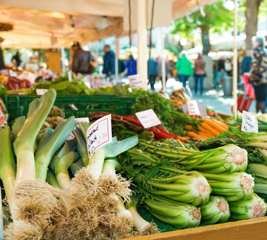 verdure in un mercato agricolo