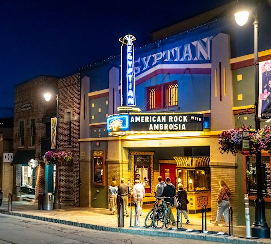 Persone che camminano su Main Street 