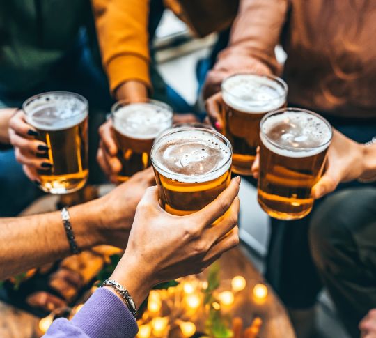 Holly Jollyn happy hour, oluella paahtavat vieraat