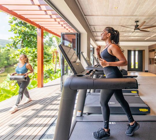 Frauen trainieren im Fitness Center des Hotels