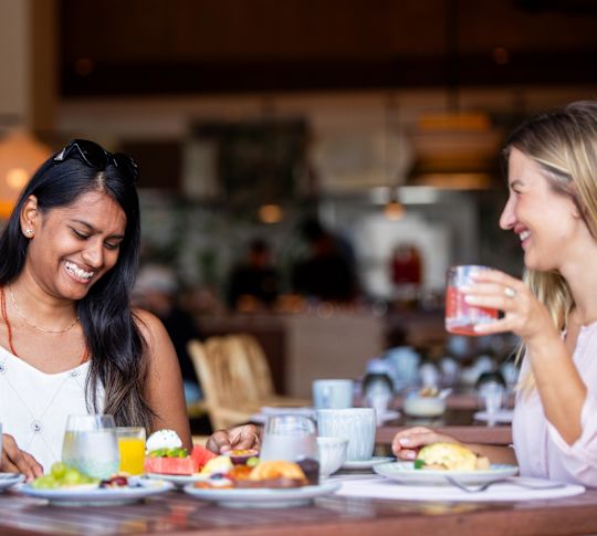 Mujeres cenando en el restaurante Avocet