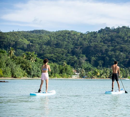 Dvojice na vodě na kalužové desce vestoje