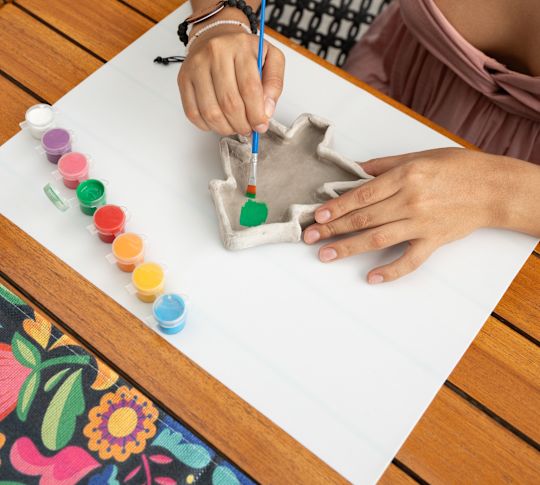 Frau malt Weihnachtsdekoration