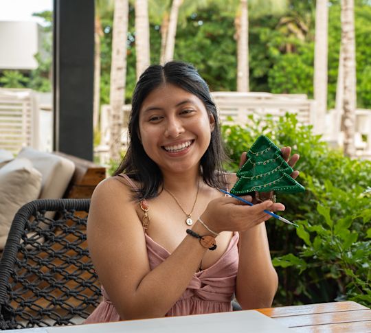 Frau mit handgefertigter Weihnachtsdekoration