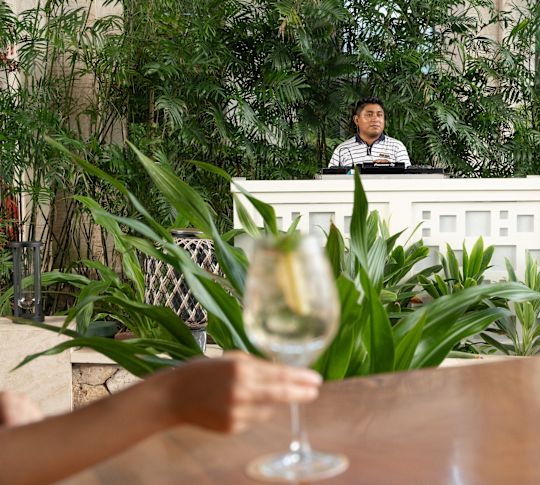 Mann steht am Empfang im Garten