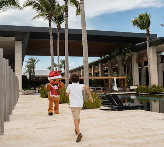 Junge, der zu einer Person reist, die ein Weihnachtskostüm trägt 